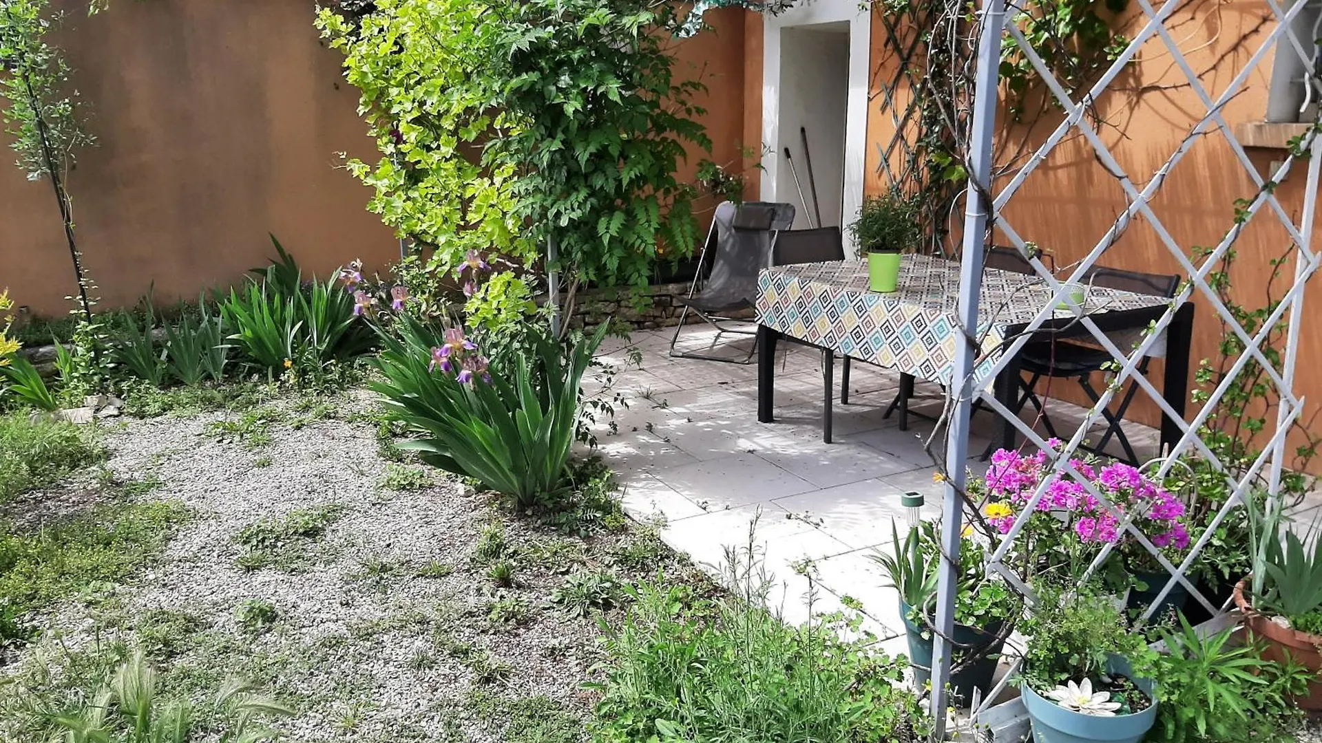 T.Belle Vue Panoramique Au Coeur Du Luberon 40M2 + Pergola . Jardin. P Apartment Apt 0*,  France